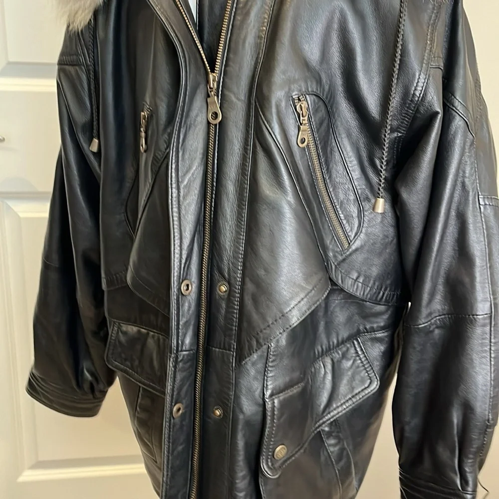 Vintage men’s SZ sm black leather coat w/fur trim hood.  Hits below the hips.